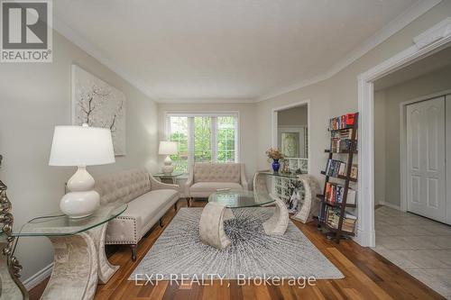 52 Hillgarden Drive, Hamilton, ON - Indoor Photo Showing Living Room