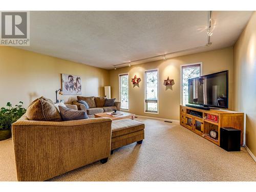 4851 Lansdowne Road, Armstrong, BC - Indoor Photo Showing Living Room