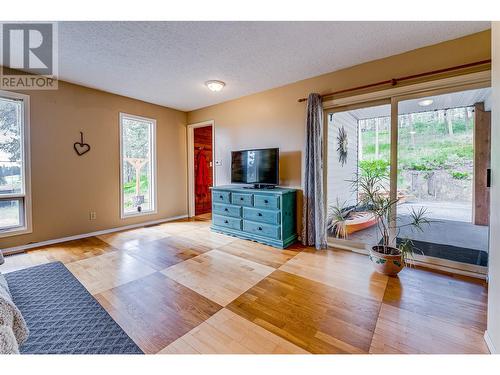 4851 Lansdowne Road, Armstrong, BC - Indoor Photo Showing Living Room