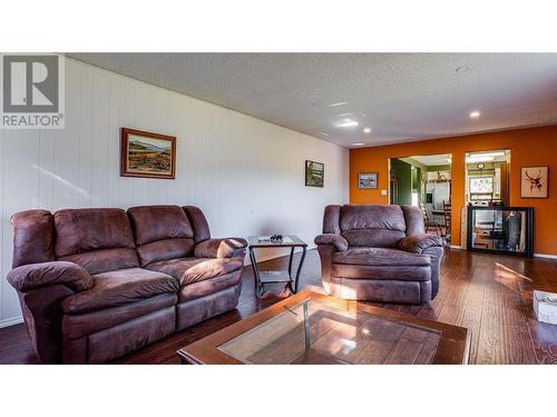 7937 Old Kamloops Road, Vernon, BC - Indoor Photo Showing Living Room