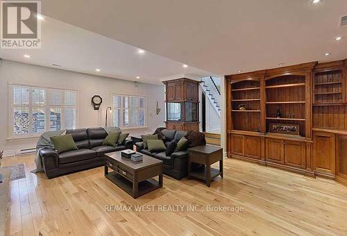 5 Humberview Drive, Vaughan, ON - Indoor Photo Showing Living Room