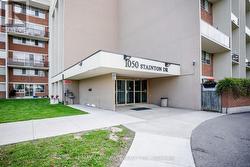 331 - 1050 STAINTON DRIVE  Mississauga, ON L5C 2T7