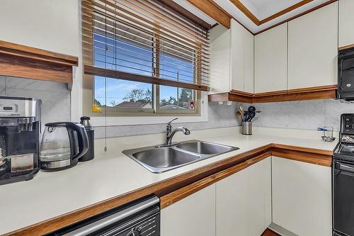 224 West 18Th Street, Hamilton, ON - Indoor Photo Showing Kitchen With Double Sink
