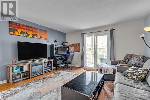 1360 Guthrie Street, Ottawa, ON - Indoor Photo Showing Living Room