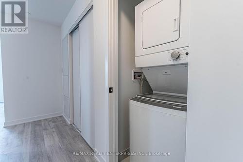 422 - 220 Missinnihe Way, Mississauga, ON - Indoor Photo Showing Laundry Room