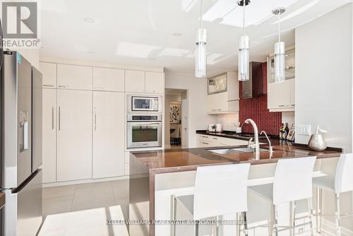 1724 Medallion Court, Mississauga, ON - Indoor Photo Showing Kitchen With Upgraded Kitchen