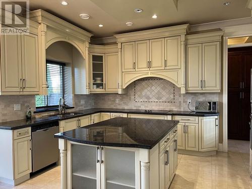 5191 Calderwood Crescent, Richmond, BC - Indoor Photo Showing Kitchen With Upgraded Kitchen