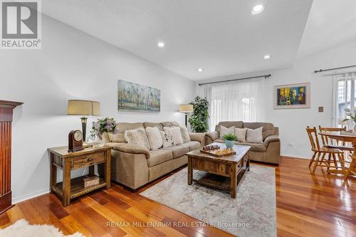 43 Bianca Drive, Hamilton, ON - Indoor Photo Showing Living Room