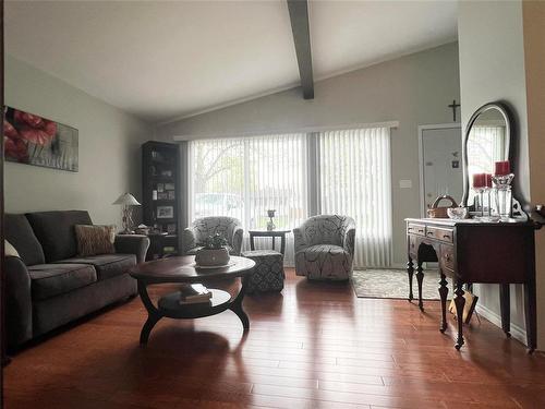 733 2Nd Street Nw, Portage La Prairie, MB - Indoor Photo Showing Living Room