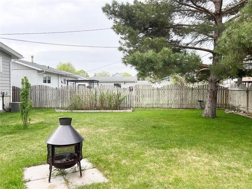 733 2Nd Street Nw, Portage La Prairie, MB - Outdoor With Backyard