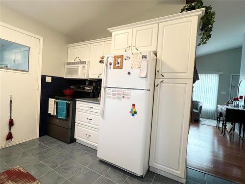 733 2Nd Street Nw, Portage La Prairie, MB - Indoor Photo Showing Kitchen