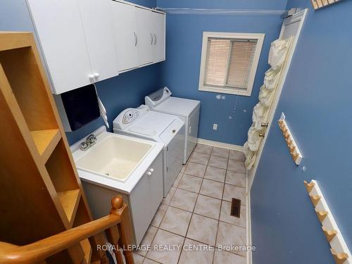 594 Navigator Dr, Mississauga, ON - Indoor Photo Showing Laundry Room