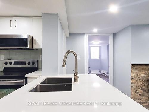 1-77 Victoria Ave N, Hamilton, ON - Indoor Photo Showing Kitchen With Double Sink