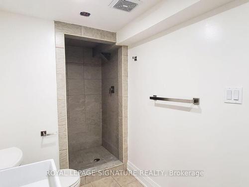 1-77 Victoria Ave N, Hamilton, ON - Indoor Photo Showing Bathroom