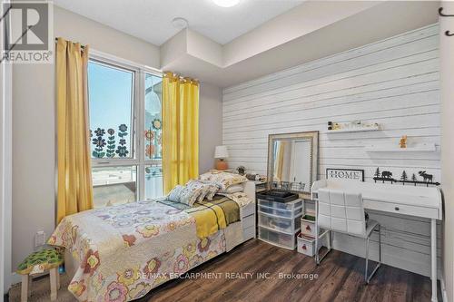 1008 - 2081 Fairview Street, Burlington, ON - Indoor Photo Showing Bedroom