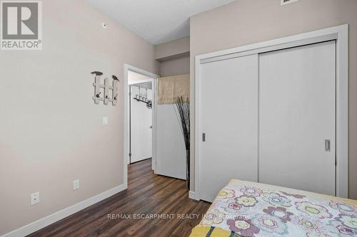 1008 - 2081 Fairview Street, Burlington, ON - Indoor Photo Showing Bedroom