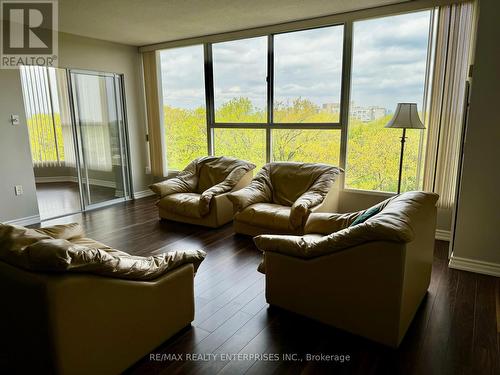 1003 - 1271 Walden Circle E, Mississauga, ON - Indoor Photo Showing Living Room