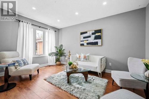 6059 Gemini Crescent, Mississauga, ON - Indoor Photo Showing Living Room