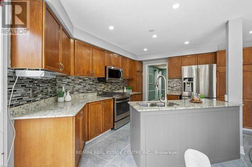 6059 Gemini Crescent, Mississauga, ON - Indoor Photo Showing Kitchen With Upgraded Kitchen