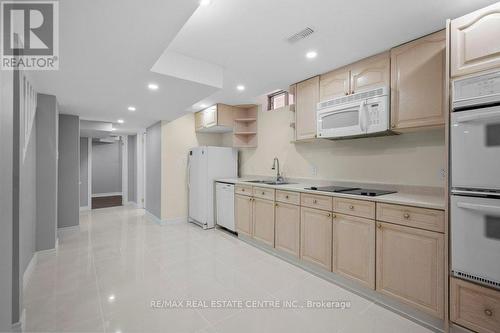 6059 Gemini Crescent, Mississauga, ON - Indoor Photo Showing Kitchen