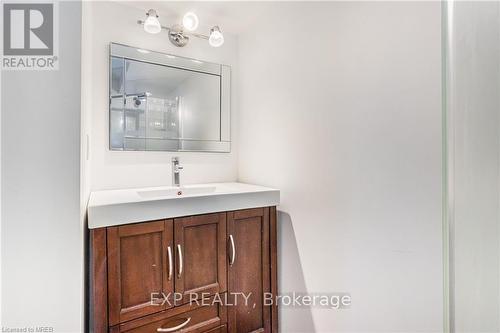 5 - 648 Doon Village Road, Kitchener, ON - Indoor Photo Showing Bathroom