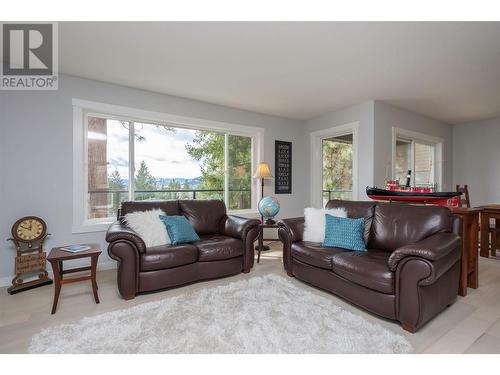 2170 Golf Course Drive, West Kelowna, BC - Indoor Photo Showing Living Room