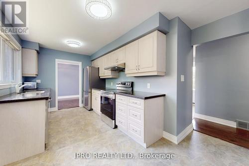 22 Royal Doulton Drive, Toronto (Parkwoods-Donalda), ON - Indoor Photo Showing Kitchen