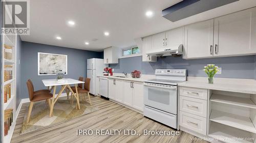 22 Royal Doulton Drive, Toronto (Parkwoods-Donalda), ON - Indoor Photo Showing Kitchen