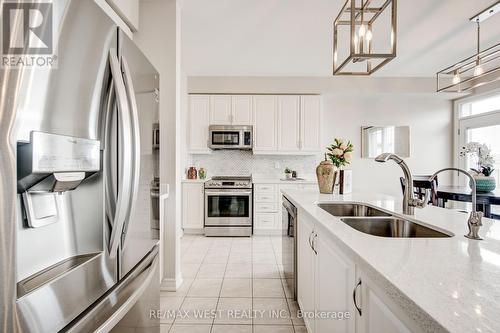 12 Pierce Place, New Tecumseth, ON - Indoor Photo Showing Kitchen With Double Sink With Upgraded Kitchen