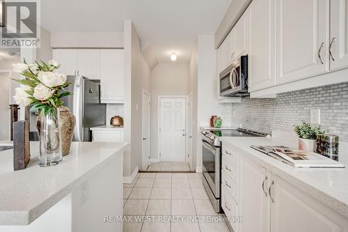 12 Pierce Place, New Tecumseth, ON - Indoor Photo Showing Kitchen With Upgraded Kitchen