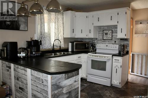 416 3Rd Avenue S, Martensville, SK - Indoor Photo Showing Kitchen With Double Sink
