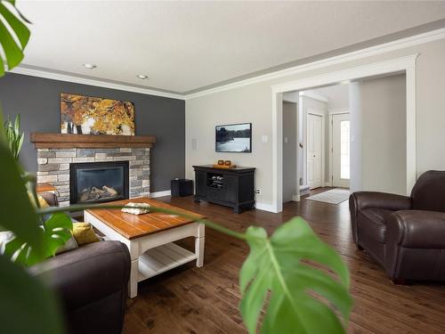 866 Middleton Way, Vernon, BC - Indoor Photo Showing Living Room With Fireplace