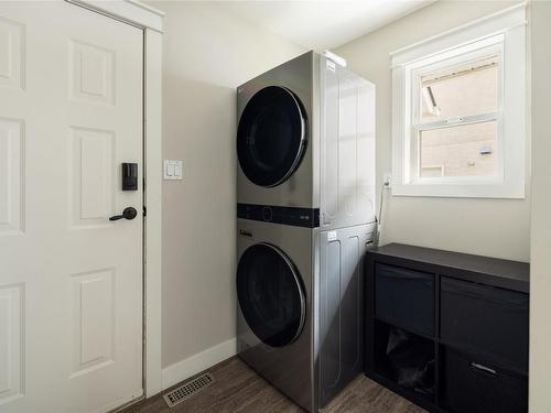 866 Middleton Way, Vernon, BC - Indoor Photo Showing Laundry Room