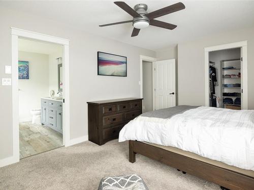 866 Middleton Way, Vernon, BC - Indoor Photo Showing Bedroom