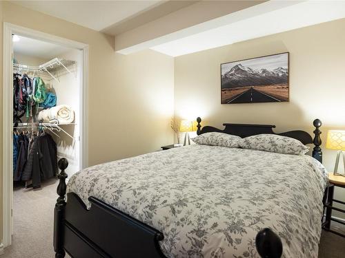 866 Middleton Way, Vernon, BC - Indoor Photo Showing Bedroom