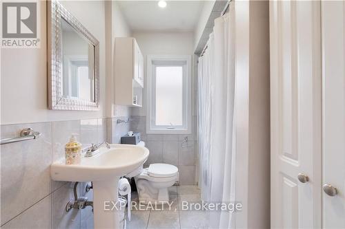 102 First Street N, Hamilton, ON - Indoor Photo Showing Bathroom