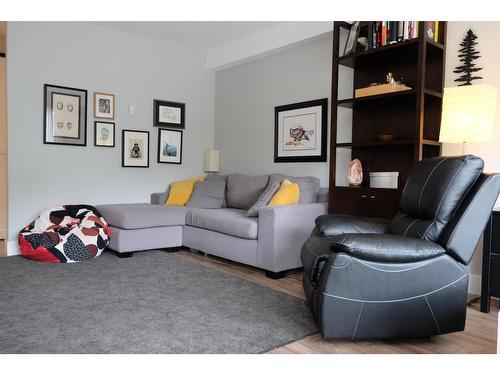 206 - 30 Ridgemont Avenue, Fernie, BC - Indoor Photo Showing Living Room