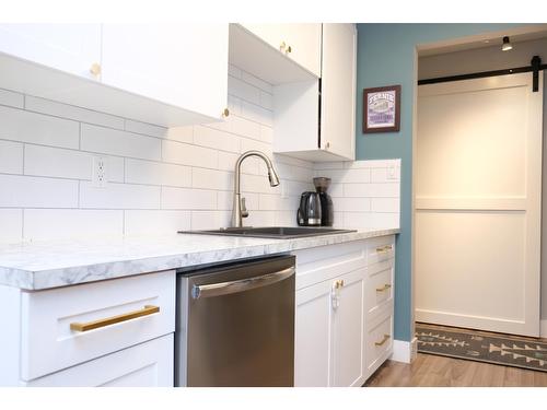 206 - 30 Ridgemont Avenue, Fernie, BC - Indoor Photo Showing Kitchen