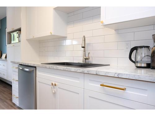 206 - 30 Ridgemont Avenue, Fernie, BC - Indoor Photo Showing Kitchen With Double Sink With Upgraded Kitchen