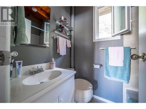 5841 Cosens Bay Road, Coldstream, BC - Indoor Photo Showing Bathroom