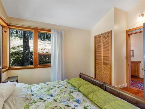 1170 Spruston Rd, Nanaimo, BC - Indoor Photo Showing Bedroom