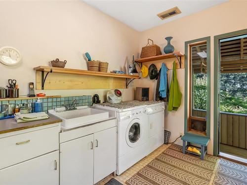 1170 Spruston Rd, Nanaimo, BC - Indoor Photo Showing Laundry Room