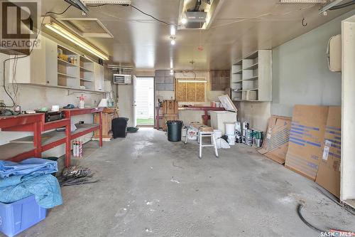 402 4Th Street S, Martensville, SK - Indoor Photo Showing Garage