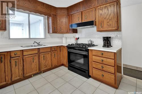 402 4Th Street S, Martensville, SK - Indoor Photo Showing Kitchen With Double Sink