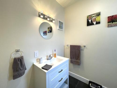 1916 Fort Sheppard Drive, Nelson, BC - Indoor Photo Showing Bathroom