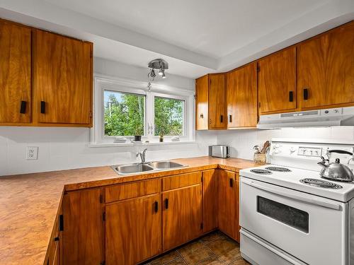 1110 Cumberland Rd, Courtenay, BC - Indoor Photo Showing Kitchen With Double Sink