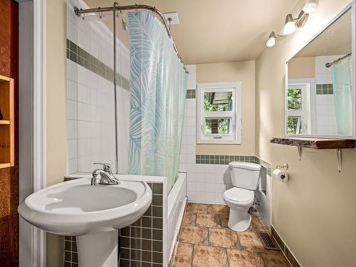 1110 Cumberland Rd, Courtenay, BC - Indoor Photo Showing Bathroom