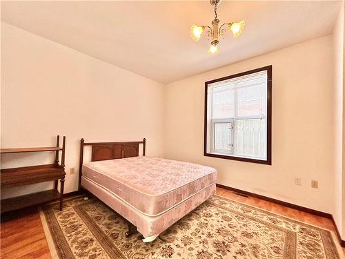 9 Oak Avenue, Hamilton, ON - Indoor Photo Showing Bedroom