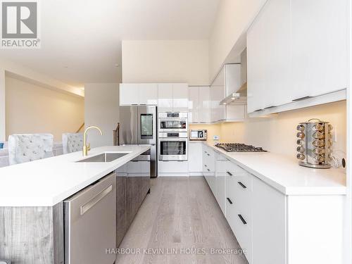 15 Knollview Lane, Richmond Hill, ON - Indoor Photo Showing Kitchen With Upgraded Kitchen