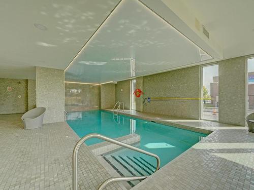 Piscine - 842-5100 Rue Molson, Montréal (Rosemont/La Petite-Patrie), QC - Indoor Photo Showing Other Room With In Ground Pool